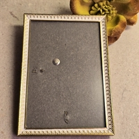 fin-moensterkant-messing-hvid-metalramme-vintage-messinramme-gammel-billedramme-lille